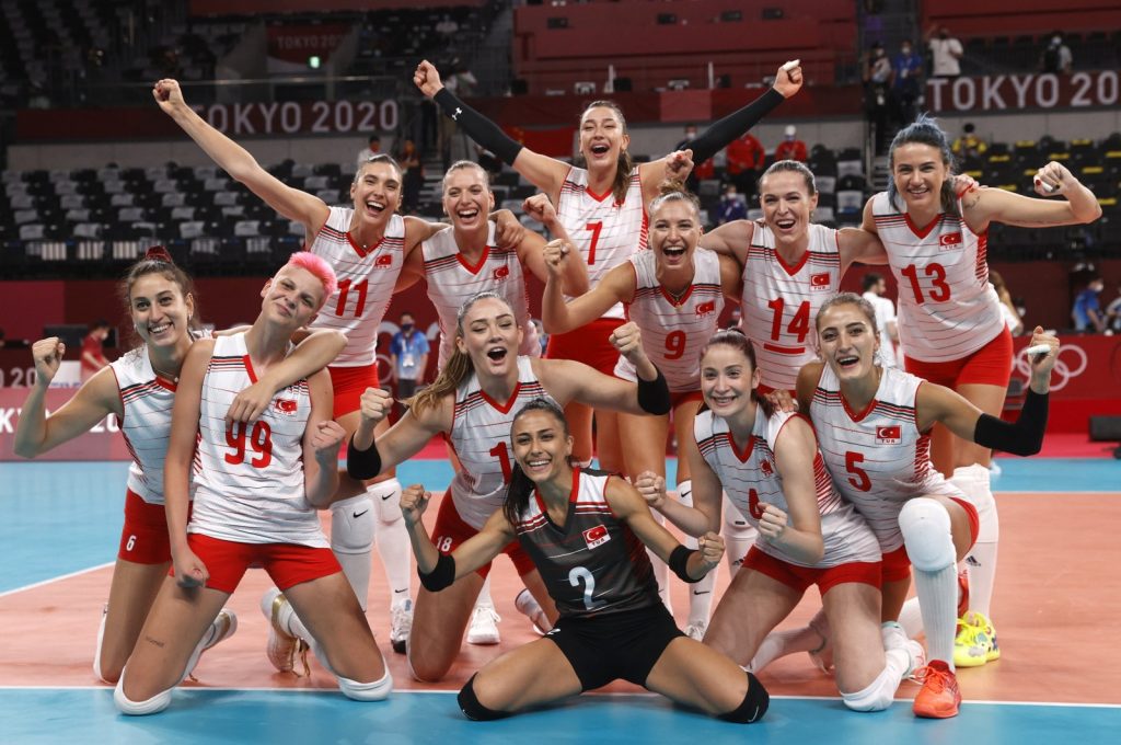 volleyball team turkey celebrates their victory in Tokyo
