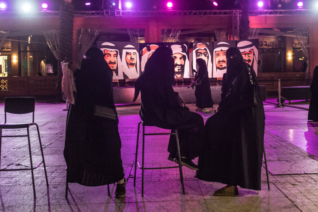 saudi women in cafe