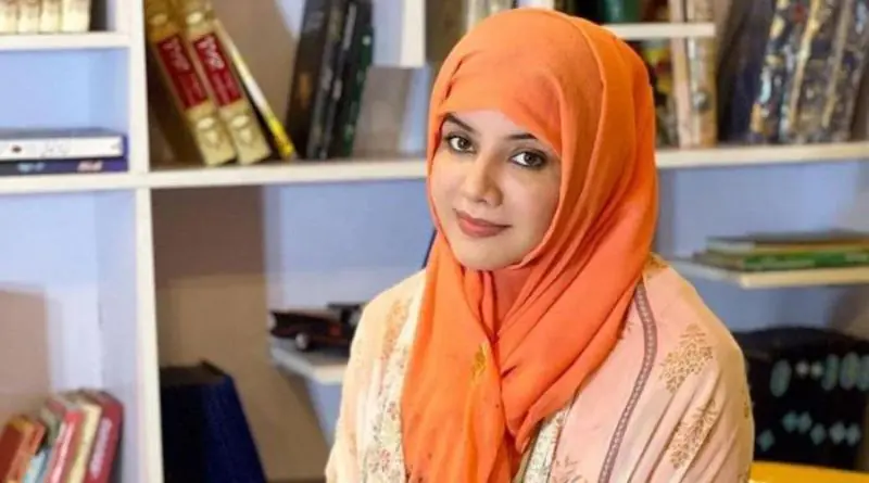 Rabi Pirzada Pakistani Model in Hijab looks